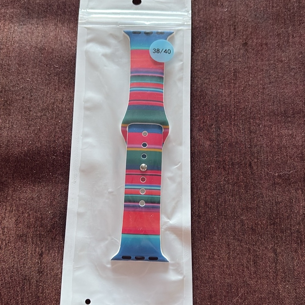 ๐ Silicone Multi-Color Aztec Print Apple Watch Band- Sz S/M 38/40 - Picture 2 of 4